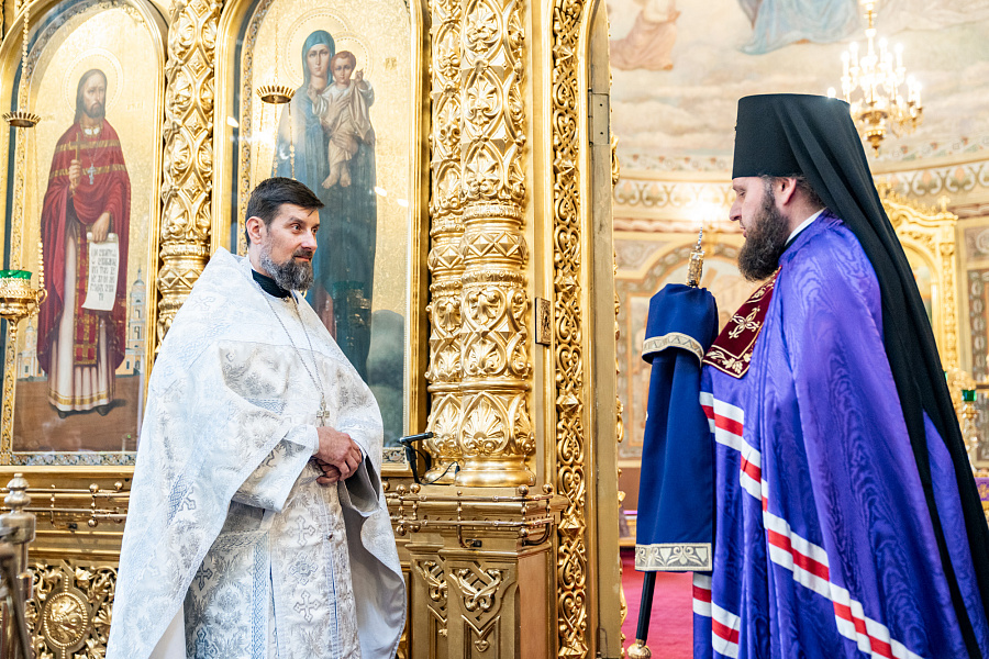 Божественная литургия в праздник Воздвижения Креста Господня в Троицком кафедральном соборе Подольска